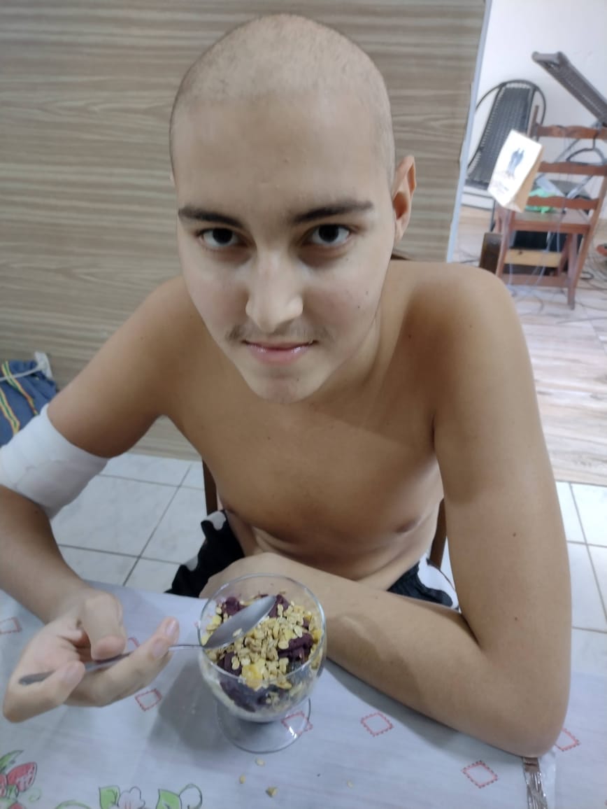 Gui durante o tratamento, fazendo uma refeição em casa